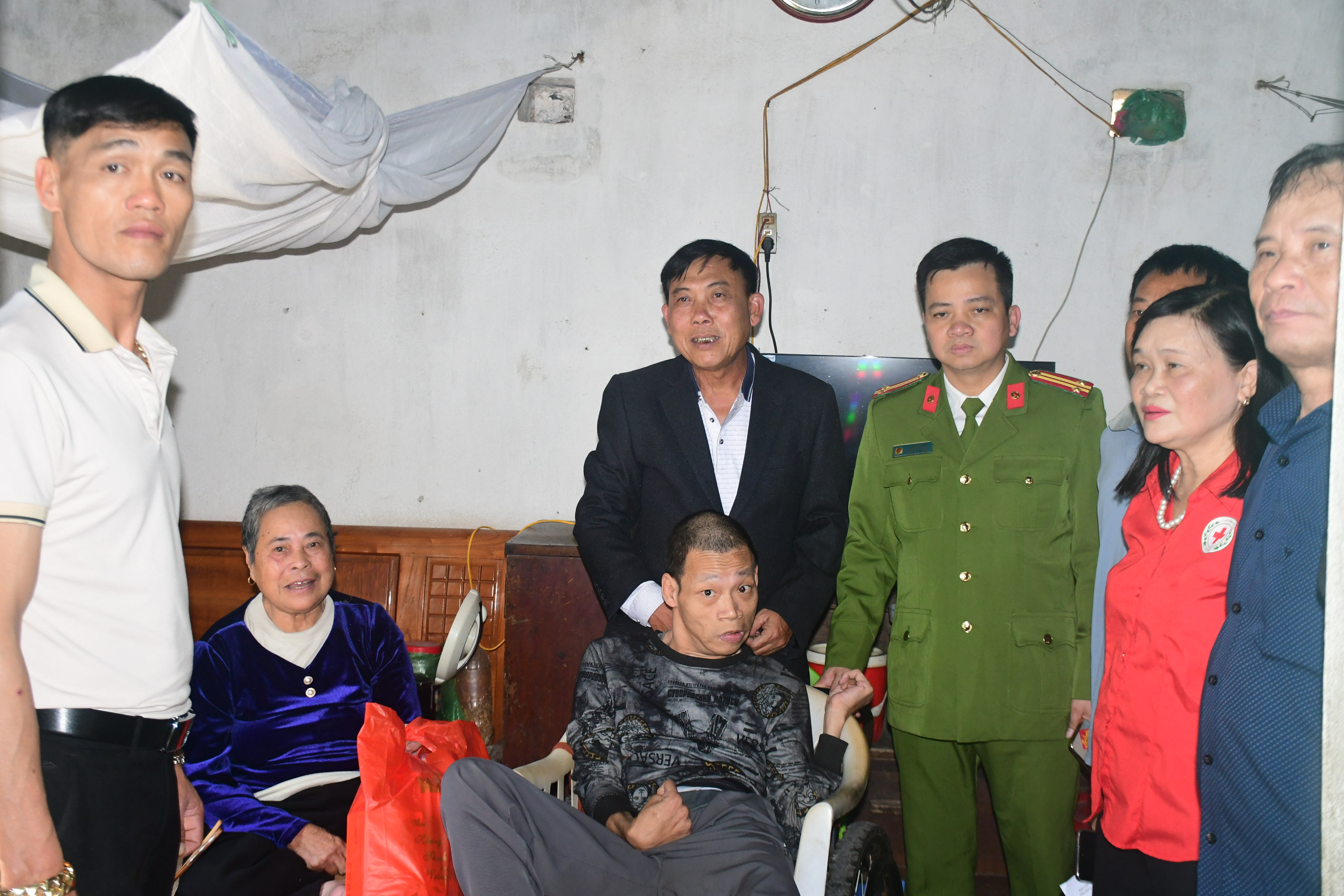 Công an Thị trấn Minh Đức (Thủy Nguyên): Trao 20 suất quà Tết tặng các hộ gia đình có hoàn cảnh khó khăn